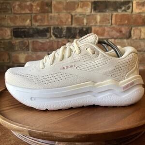 Brooks Ghost Max 2 Cream White Walking Road Running Sneakers Shoes Womens 6.5